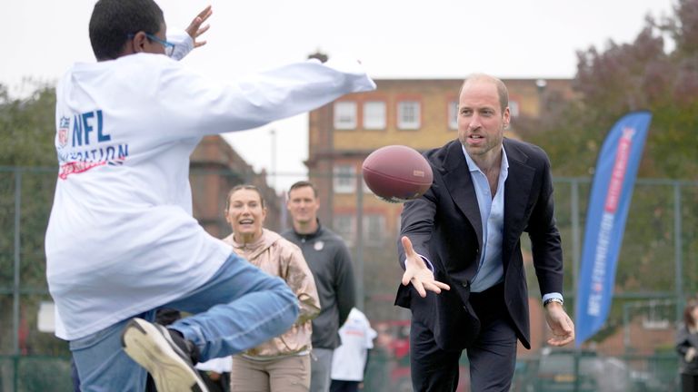 Princ z Walesu hází fotbalem a účastní se akce NFL Foundation Flag.  Obrázek: AP