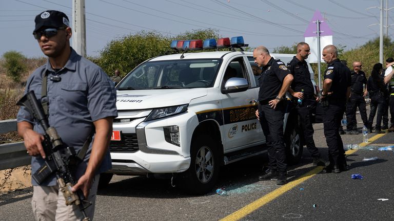 Izraelské bezpečnostní síly zkoumají místo střeleckého útoku, kde podle nich byl zabit policista a několik dalších bylo zraněno poblíž Yavne v Izraeli, úterý 15. října 2024. (AP Photo/Tsafrir Abayov)