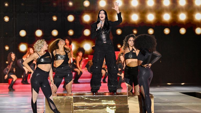 Cher vystupuje během Victoria's Secret Fashion Show v úterý 15. října 2024 ve čtvrti Brooklyn v New Yorku. (Foto: Evan Agostini/Invision/AP)