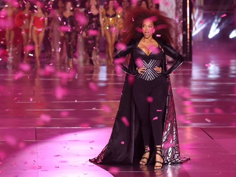 Tyra Banks se prochází po ranveji během Victoria's Secret Fashion Show 2024 v New Yorku, USA, 15. října 2024. REUTERS/Andrew Kelly