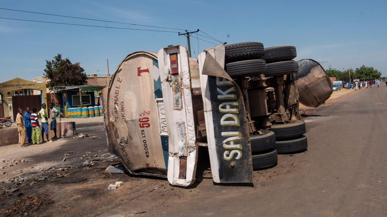 Lidé se shromažďují na místě výbuchu tankeru ve městě Majiya v Nigérii, středa 16. října 2024. (AP Photo/Sani Maikatanga)