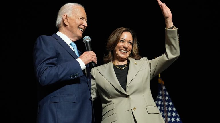 Prezident Joe Biden, vlevo, a demokratická kandidátka na prezidenta, viceprezidentka Kamala Harrisová hovoří o snaze administrativy snížit náklady na léky na předpis během akce na Prince George's Community College v Largo, Maryland, čtvrtek 15. srpna 2024. (AP Photo/ Susan Walsh)