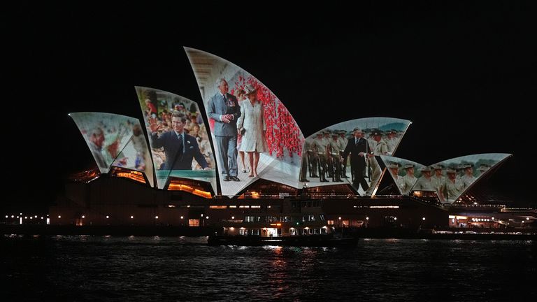 Obrazy se promítají do opery v Sydney poté, co král Karel III a královna Camilla přijeli do Sydney, aby zahájili své turné po Austrálii a Samoe. Datum fotografie: pátek 18. října 2024.