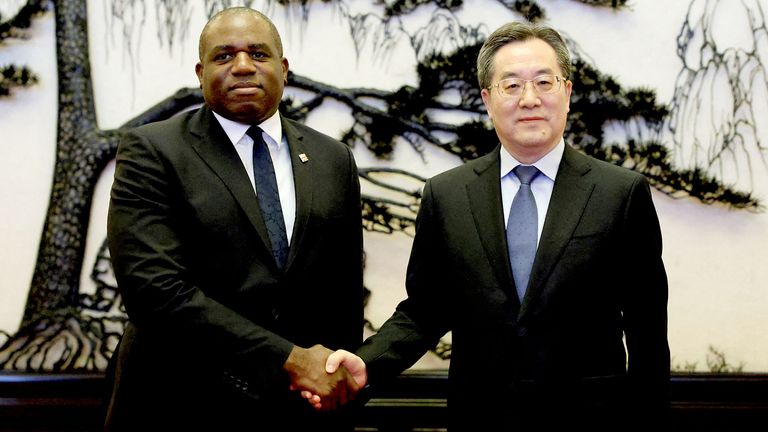 David Lammy a čínský vicepremiér Ding Xuexiang si potřásají rukou před svým setkáním ve Velké síni lidu v Pekingu v Číně.  Snímek: Reuters