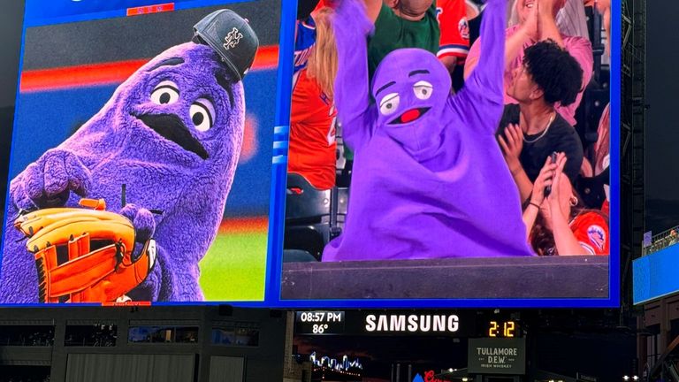 Fanoušci New York Mets s Amandou jako Grimace. Obrázek: Amanda Indart