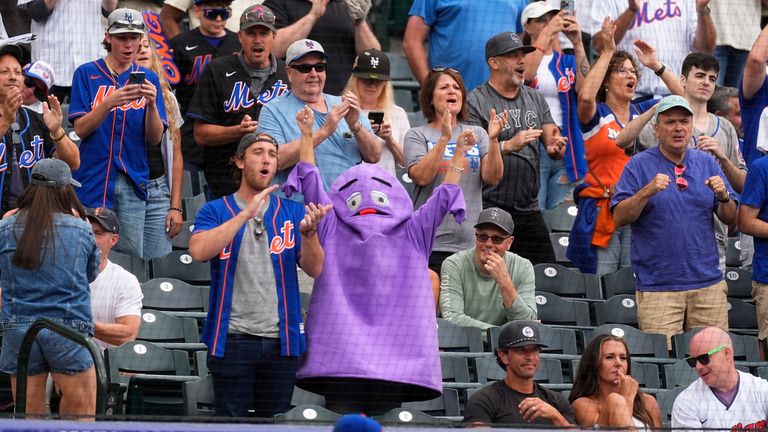 Fanoušci New York Mets jásají, když nadhazovač Mets Danny Young škrtne Brenton Doyle z Colorado Rockies, aby ukončil baseballový zápas ve čtvrtek 8. srpna 2024 v Denveru. (AP Photo/David Zalubowski)