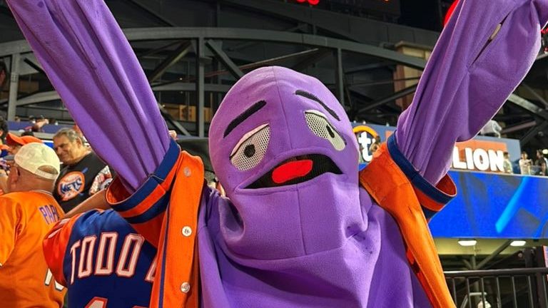 Fanoušci New York Mets s Amandou jako Grimace. Obrázek: Amanda Indart