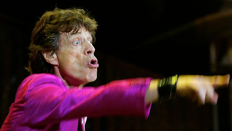 Mick Jagger z Rolling Stones vystupuje během prvního holandského koncertu 'Licks World Tour' na stadionu Kuip v Rotterdamu, 11. srpna 2003. Fotografie měsíce srpna 2003 REUTERS/ Michael Kooren PP03080032 MKN