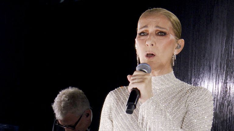 Celine Dion vystoupila na Eiffelově věži na slavnostním zahájení olympijských her v Paříži. Snímek: Reuters