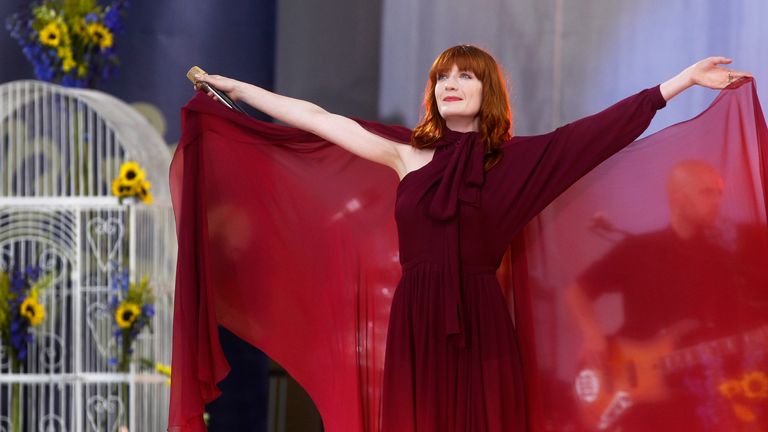 Florence Welch, hlavní zpěvačka Florence and the Machine, vystupuje v Central Parku během pořadu ABC Good Morning America v New Yorku 24. června 2011