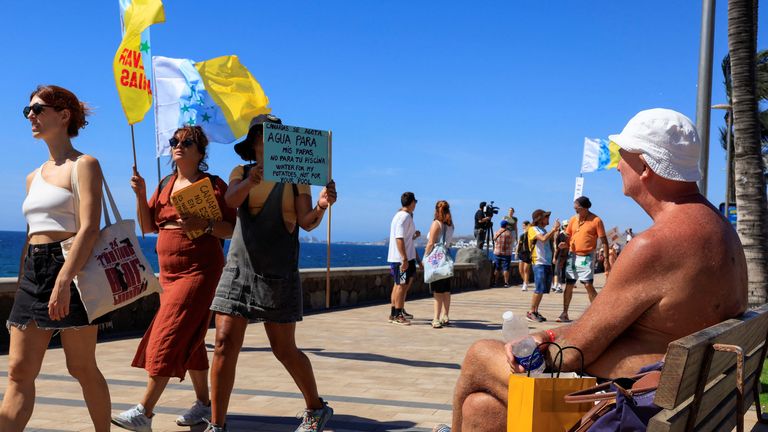 Turista na Gran Canarii. Snímek: Reuters