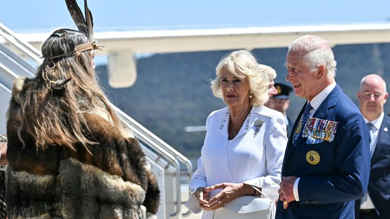 Krále Charlese a královnu Camillu vítá Ngunnawal starší teta Serena Williamsová. Obrázek: Saeed Khan/Pool Photo přes AP