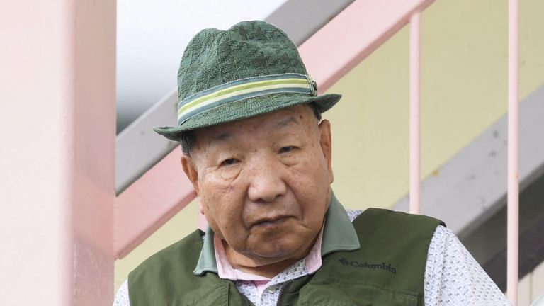 Iwao Hakamada, 88, odchází z domova na svou každodenní procházku v Hamamatsu ve středním Japonsku 26. září 2024, 2024, na této fotografii pořízené Kyodo. Povinný kredit Kyodo/via REUTERS POZOR REDAKCI - TENTO OBRÁZEK ​​BYL DODÁN TŘETÍ STRANA. POVINNÝ KREDIT. JAPONSKO VEN. ŽÁDNÝ KOMERČNÍ ANI REDAKČNÍ PRODEJ V JAPONSKU.