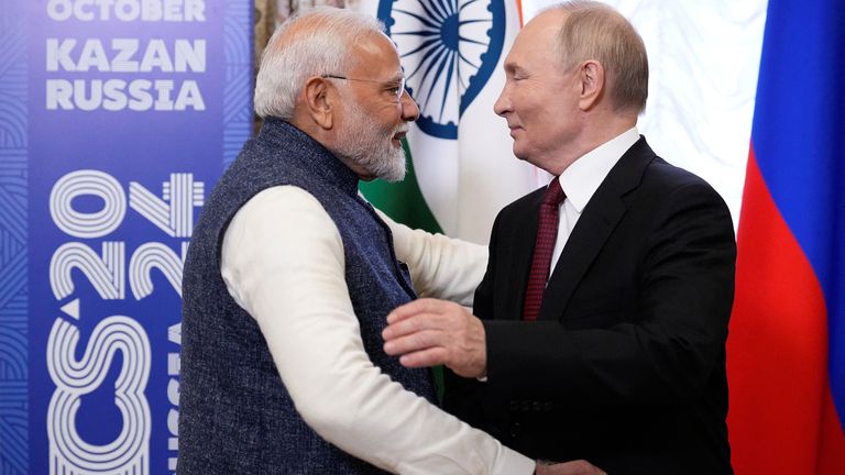 Vladimir Putin objímá Narendru Modiho během jejich setkání na okraji summitu BRICS v Kazani v Rusku