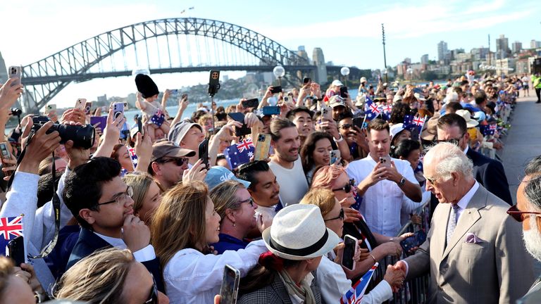 SYDNEY, AUSTRÁLIE - 22. října: Britský král Charles pozdraví diváky během návštěvy opery v Sydney 22. října 2024 v australském Sydney. Chris Jackson/Pool prostřednictvím agentury REUTERS