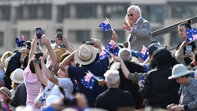 Král Charles mává členům veřejnosti během návštěvy opery v Sydney.  Obrázek: AP