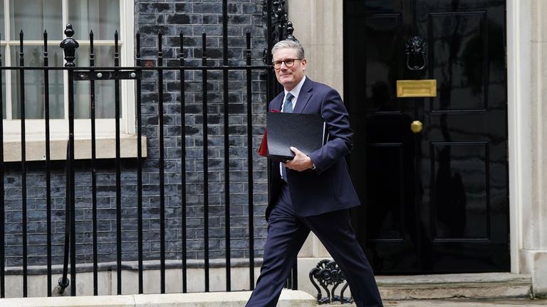 Keir Starmer odjíždí z Downing Street 10.  Obrázek: PA