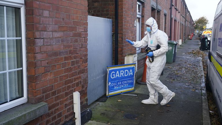 Forenzní důstojník Gardai v Dundalku, Co Louth, když prohledávají dům při vyšetřování podezření z vraždy osmiletého Kyrana Durnina. Od úterý bude probíhat prohlídka domu, zahrady a přilehlého pozemku, který bude podroben technické a kriminalistické expertíze. Garda Siochana řekla, že účelem pátrání je objevit jakýkoli důkaz, který by mohl poskytnout vodítka k tomu, kde se Kyran nachází nebo co se mu stalo. Datum snímku: úterý 22. října 2024.