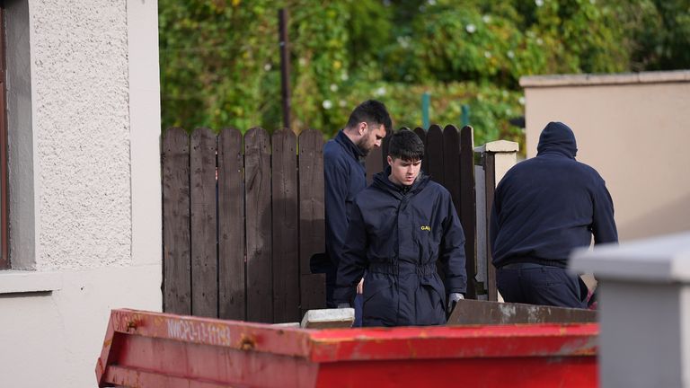 Členové vyhledávacího týmu Gardai během prohledávání pustiny za domem v Dundalku.  Obrázek: PA