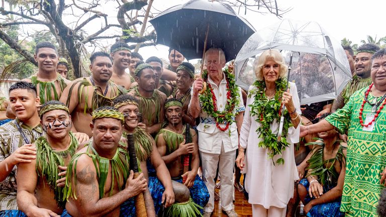 Král Charles a královna Camilla se členy kriketového týmu během návštěvy Samoan Cultural Village v Apia.  Obrázek: PA