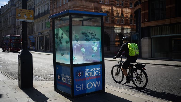 Vzor plavání ryb se objevil na policejní krabici v City of London. Obrázek: PA