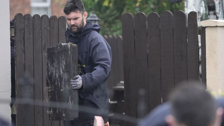 Gardai pokračuje v prohledávání pustiny za domem v Dundalku, Co Louth.  Obrázek: PA