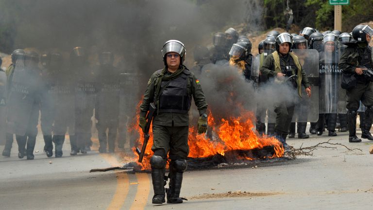 Pořádková policie se střetla s příznivci bývalého bolivijského prezidenta Evo Moralese během zátarasy proti němu, aby byl stíhán kvůli obvinění z drobného zneužívání, poblíž Cochabamba, Bolívie, pátek 25. října 2024. (AP Photo/Daniel Cartagena)