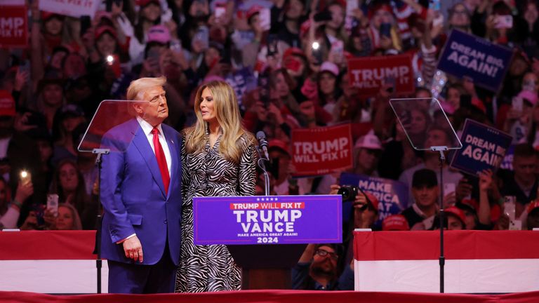 Republikánský kandidát na prezidenta a bývalý americký prezident Donald Trump objímá Melanii Trumpovou během shromáždění v Madison Square Garden v New Yorku, USA, 27. října 2024. REUTERS/Andrew Kelly