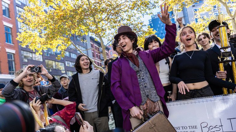 Miles Mitchell, 21, vítěz soutěže podobající se Timothee Chalamet poblíž Washington Square Park, neděle 27. října 2024 v New Yorku. (AP Photo/Stefan Jeremiah)