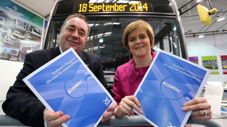 První ministr Skotska Alex Salmond a náměstkyně první ministryně Nicola Sturgeon dnes představili u výrobců autobusů Alexander Denis dokument, v němž nastínili klíčovou ekonomickou sílu národů jako nezávislé země.