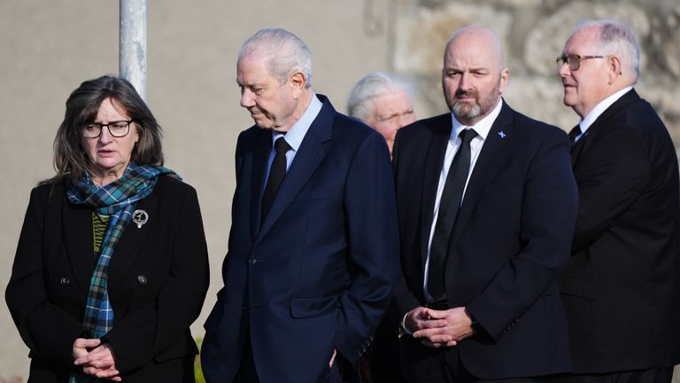 Jim Sillars (druhý zleva) přijíždí na smuteční obřad bývalého prvního ministra Skotska Alexe Salmonda do farního kostela Strichen ve městě Strichen ve Fraserburghu. Bývalý vůdce strany Alba a SNP zemřel na infarkt při účasti na konferenci v Severní Makedonii začátkem tohoto měsíce. Datum snímku: úterý 29. října 2024.