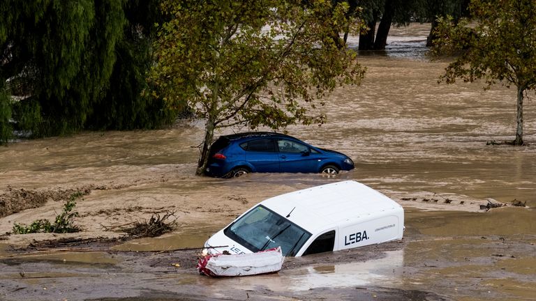 Auta smetla voda poté, co povodně, kterým předcházely silné deště, způsobily, že se řeka vylila z břehů ve městě Alora, Malaga, Španělsko, úterý 29. října 2024. (AP Photo/Gregorio Marrero)