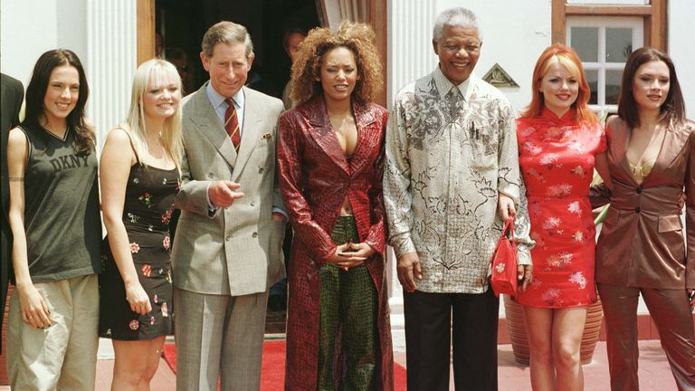 Princ Charles a poté jihoafrický prezident Nelson Mandela se Spice Girls - (zleva doprava): Mel C, Emma, ​​Mel B, Geri a Victoria - v prezidentské rezidenci Mahlamba Nalopfu v Pretorii v Jižní Africe v listopadu 1997