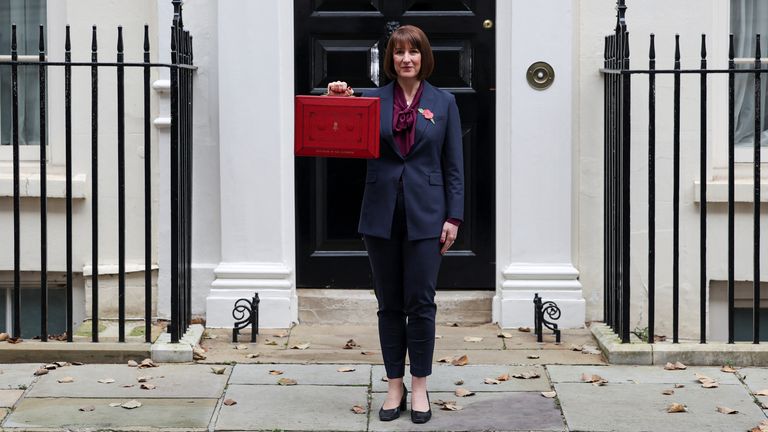 Britská kancléřka státní pokladny Rachel Reevesová pózuje s červenou krabičkou na rozpočet před svou kanceláří na Downing Street v Londýně, Velká Británie 30. října 2024. REUTERS/Isabel Infantes