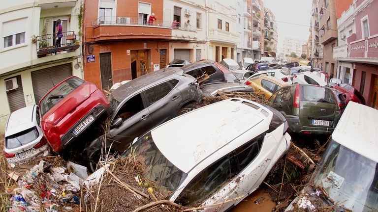 Auta jsou fotografována nahromaděná poté, co je smetly povodně ve španělské Valencii.  Obrázek: AP