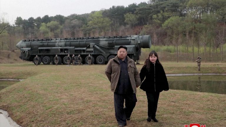 Severokorejský vůdce Kim Čong-un a jeho dcera Kim Ju Ae se účastní zkušebního startu nové mezikontinentální balistické střely na tuhé palivo (ICBM) Hwasong-18 na nezveřejněném místě na tomto statickém snímku fotografie použité ve videu zveřejněném Severní Koreou. Korejská ústřední tisková agentura (KCNA) 14. dubna 2023 Kredit KCNA