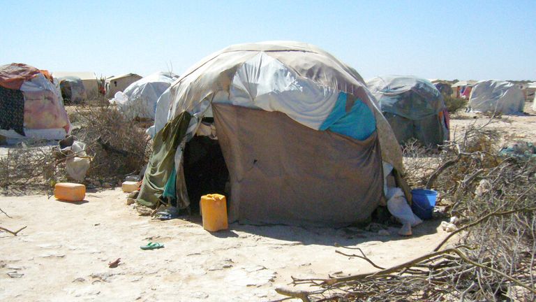 Na této fotografii pořízené ve středu 2. února 2011 jsou vidět provizorní stavby, ve kterých žijí vysídlení lidé na okraji města Galkayo, hlavního města somálské poloautonomní oblasti Puntland. OSN a humanitární agentury varují před možnou katastrofou v Somálsku, kde velké sucho uvrhlo miliony Somálců do krize. Sucho zvýšilo počet podvyživených dětí, vyhnalo tisíce lidí a zabilo tisíce zvířat. Obrázek: AP