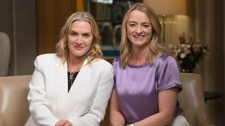 Laura Kuenssberg (R), viděná zde s herečkou Kate Winslet minulý měsíc. Snímek: BBC