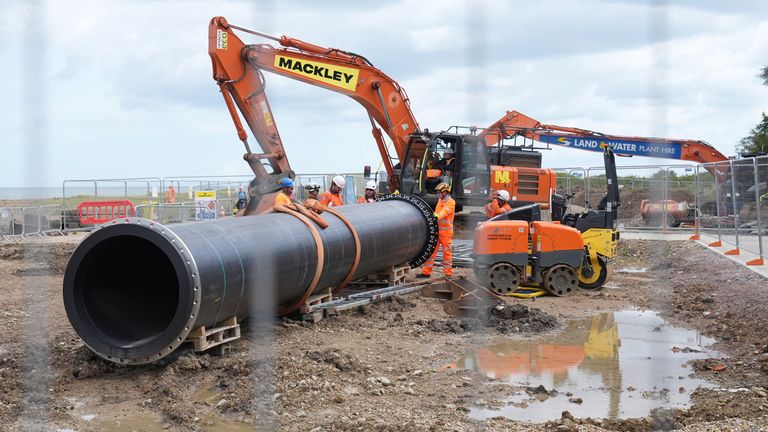 Pokračují práce na výstavbě nového 1km odtokového potrubí ze strany Southern Water, které vede ze Swalecliffe Wastewater Treatment Works v Kentu do Severního moře. 11 vodohospodářských firem v Anglii a Walesu je pod drobnohledem Ofwat v rámci svého hlavního vyšetřování, zda jejich čistírny odpadních vod neznečišťují životní prostředí. Datum snímku: úterý 16. července 2024.