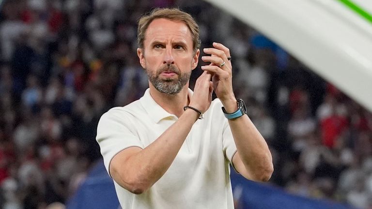 Gareth Southgate tleská fanouškům na konci finálového zápasu mezi Španělskem a Anglií.  SOUBOR OBRÁZEK: ap