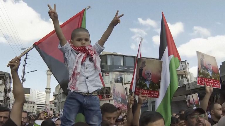 Tisíce Jordánců protestovaly na památku zabitého vůdce Hamasu Yahya Sinwara // AP