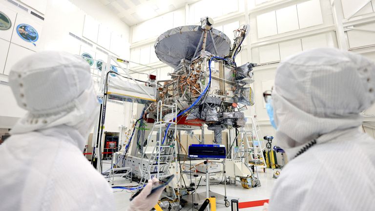 SOUBOROVÁ FOTOGRAFIE: Kosmická loď Europa Clipper, jejímž hlavním vědeckým cílem je zjistit, zda pod povrchem Jupiterova ledového měsíce Europa existují místa, která by mohla podporovat život, je vidět, jak se staví a testuje v Jet Propulsion Laboratory během mediální prohlídky. Pasadena, Kalifornie, USA 11. dubna 2024. REUTERS/David Swanson/File Photo