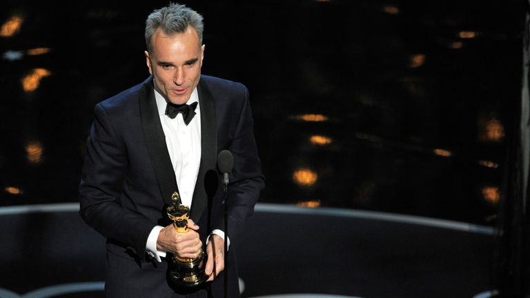 Daniel Day-Lewis přebírá cenu pro nejlepšího herce v hlavní roli za "Lincoln" během předávání Oscarů v Dolby Theatre v neděli 24. února 2013 v Los Angeles. (Foto Chris Pizzello/Invision/AP)