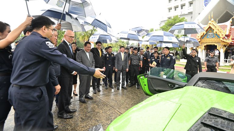 Thajské úřady v Bangkoku s jedním z ukradených aut. Obr: Národní zpravodajská služba pro automobilovou kriminalitu 