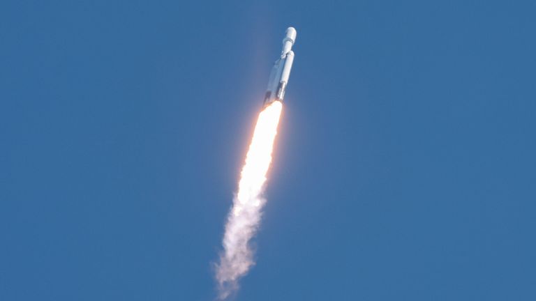 Raketa Falcon Heavy společnosti SpaceX startuje pro misi Europa Clipper ke studiu jednoho z 95 měsíců Jupiteru v Kennedyho vesmírném středisku v Cape Canaveral na Floridě, 14. října 2024. REUTERS/Joe Skipper