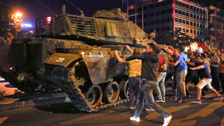 Lidé reagují poblíž vojenského vozidla během pokusu o převrat v turecké Ankaře, 16. července 2016. REUTERS/Tumay Berkin TPX IMAGES OF THE DAY