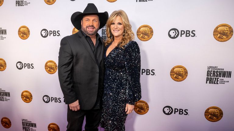 Garth Brooks a Trisha Yearwood dorazí na červený koberec k udílení Gershwinovy ​​ceny Kongresu za rok 2024 za populární píseň na počest Eltona Johna a Bernieho Taupina v DAR Constitution Hall ve středu 20. března 2024 ve Washingtonu. (AP Photo/Kevin Wolf)