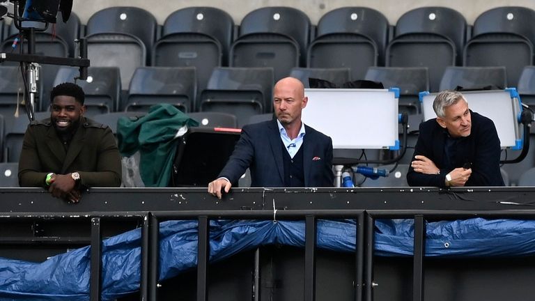 SOUBOR - TV fotbaloví učenci a bývalí fotbalisté Micah Richards, Alan Shearer a Gary Lineker zleva sledují fotbalový zápas šestého kola FA Cupu mezi Newcastle United a Manchester City v St. James' Park v Newcastlu, Anglie, neděle 28. června , 2020. (Shaun Botterill/Pool přes AP, soubor)