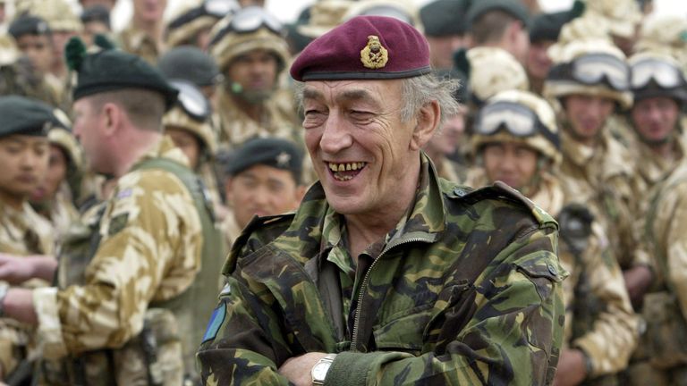 Náčelník štábu britských ozbrojených sil generál Sir Mike Jackson (C) se usmívá během své návštěvy 1. praporu Royal Irish Regiment v kuvajtské poušti poblíž iráckých hranic dne 7. března 2003. (Neznámí lidé odřízli část značení plotu demilitarizovaná hraniční zóna Iráku a Kuvajtu (DMZ), uvedli v pátek pozorovatelé OSN v kroku, který analytici označili za přípravu na možné nepřátelské akce s Irákem.