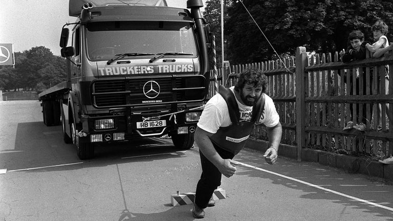 Nejsilnější muž Evropy, koulař Geoff Capes šetří palivo tím, že ve sportovním centru Crystal Palace vytvořil nový světový rekord v tažení nákladních vozidel